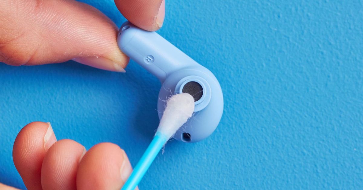 Earbuds and Headphones Clean